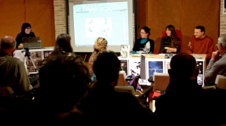 Un momento della presentazione- Lettura brano di Oreste Aniello (Papaveri e Papere) e disegno live di Debora Ferretti. Riprese di Samuele Pierantoni.